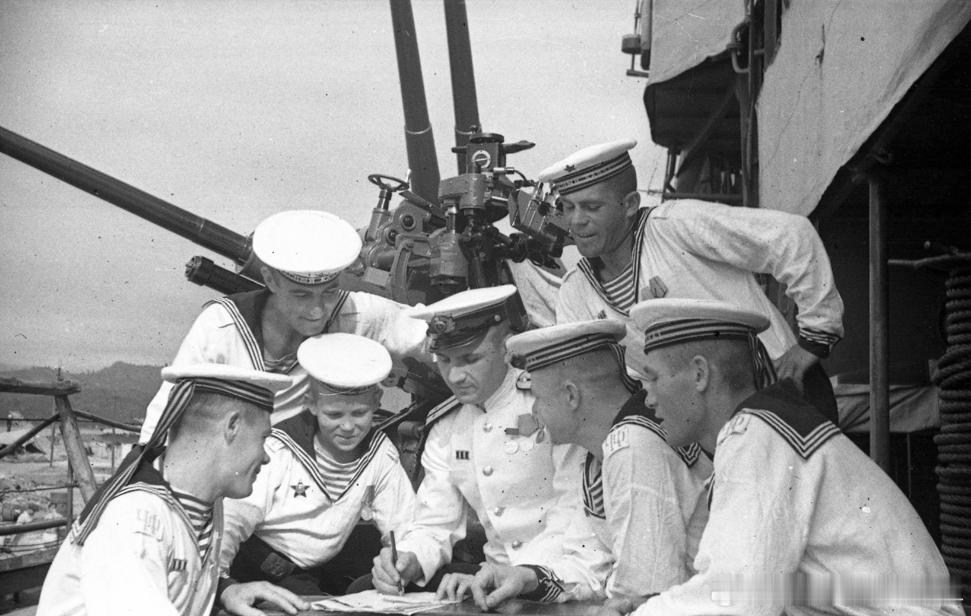 1944年黑海舰队近卫巡洋舰红色高加索号水兵Борис Василье...