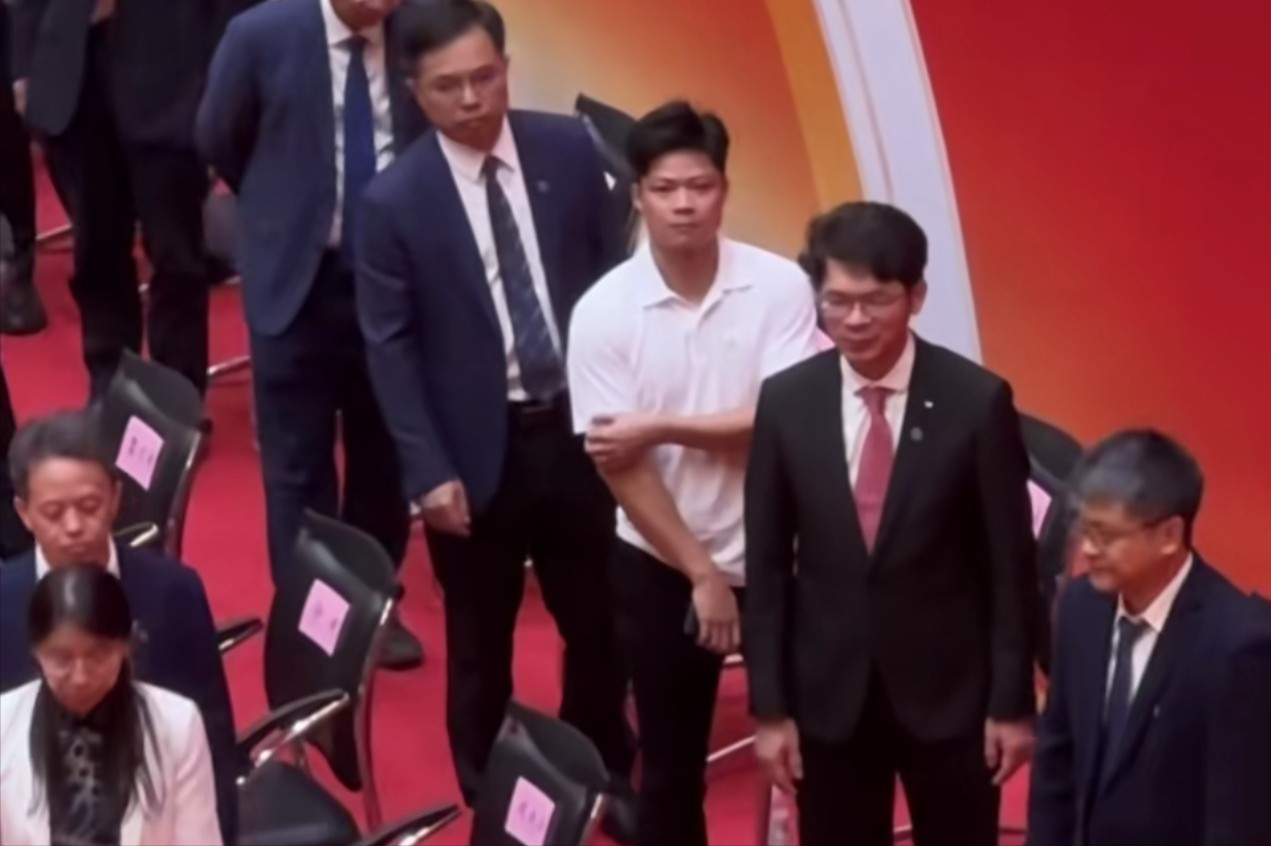 刘翔其实可以向苏炳添学习，和上级单位好好谈谈的。

苏炳添在运动员时期的成就没有刘翔高，没拿奥运金牌，也没拿大满贯。但是退役后选择在暨南大学做体育老师，并且成立了苏炳添学院，专门研究100米跑。刘翔在跨栏的成就其实更高，上体给出的岗位也不止教练。像苏炳添这样，选择做高校老师，体面工资都有了，其实也很