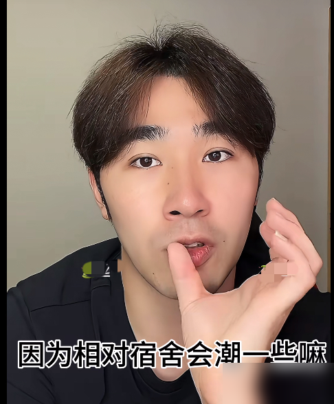 退役不拿工资，还倒贴钱给国家队买自行车、送巧克力，许昕图啥？
前国手闫安在直播里爆了个猛料。国乒在上海崇明岛封闭集训，许昕第一天就跑去基地接人。
人去了不算，还拉去了一堆货。崇明岛湿气重，他默默备好了大量除湿盒；怕小队员训练低血糖，塞满了巧克力；为了方便大家在基地代步，干脆弄了三辆自行车放那儿。