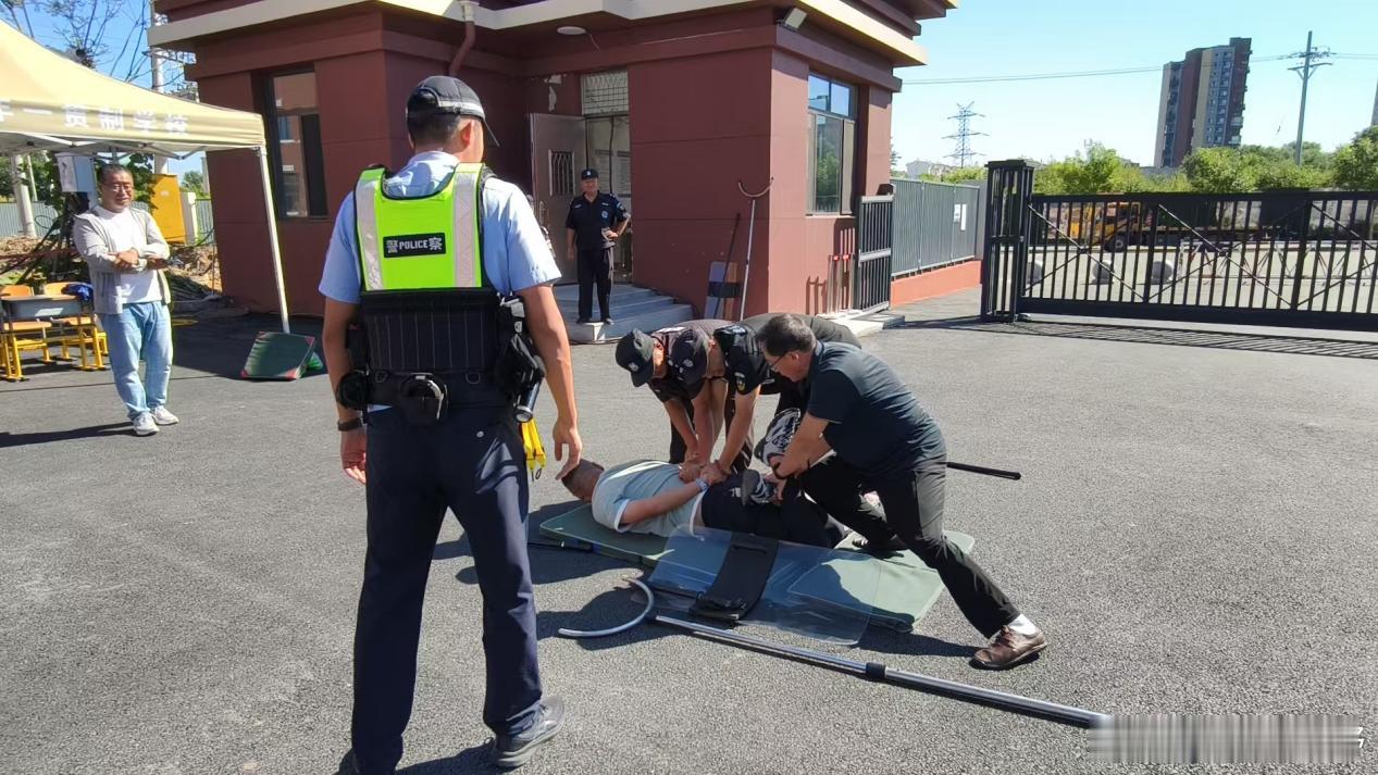 警校联动强实训 筑牢校园安全线#有一种美好叫辽宁# #牢记殷殷嘱托实现全面振兴# 

2026年秋季开学首日，宏伟区教育局联合宏伟公安分局基层基础大队、属地派出所深入辽阳市第二十一中学，组织开展校园最小应急单元实战化培训演练，进一步抓实校园安全管理，从严从细落实护学岗各项工作要求，全力护航秋 ​
