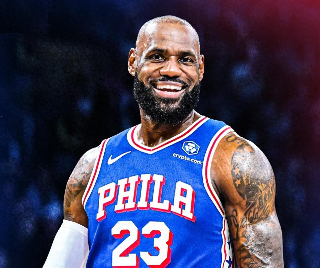 ESPN为了流量直接给76人更衣室强行编出一出“詹姆斯训话恩比德”的内讧大戏，差点把新赛季还没开打就炸锅。
这边刚编完“恩比德训练迟到被老詹当众教育”的爽戏，转头詹姆斯直接忍无可忍亲自下场发社媒辟谣，明明白白告诉所有人恩比德根本没迟到，别瞎传谣言。
混了23年的老江湖，从来不会随便下场跟媒体对线，这
