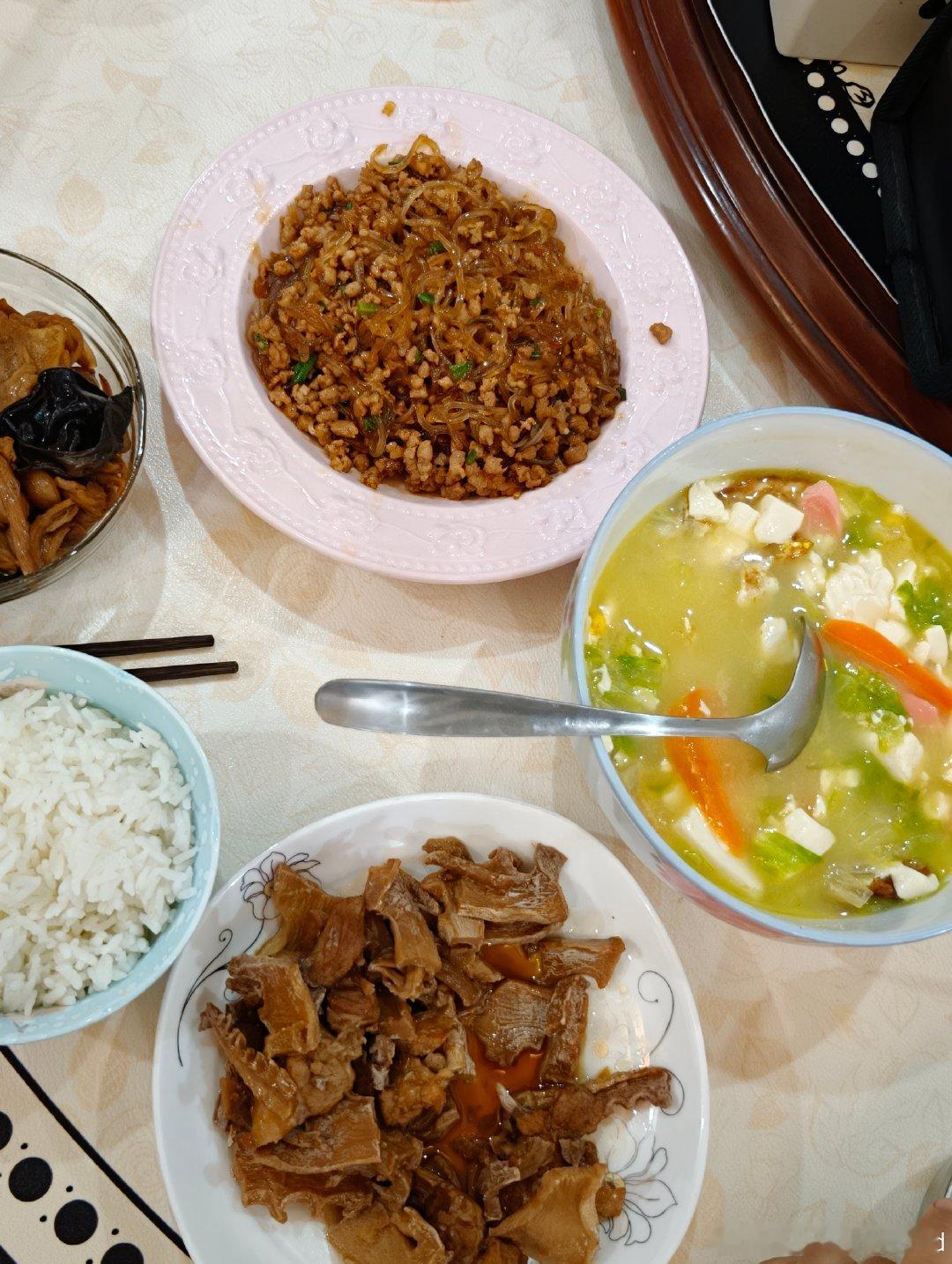 今日晚餐
本来室友计划又吃火锅的
然而我腻了，不爱吃肉
而且小沙有节英语试听课
就改明天了
所以就随便煮了点
听到我说不带饭
他说那菜又多了
所以这个粉丝肉沫
我准备等下包包子
物尽其用#一日一食一记[超话]##迪丽热巴羽毛当眼罩#
热巴这时尚表现力，一个字:顶 ​