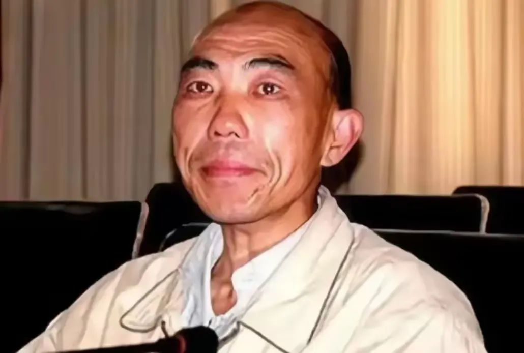 只剩15天就能刑满出狱，他却等到一纸无罪判决！一件毛背心，困住河南农民13年

你敢相信吗？仅仅酒局上露出一件绿毛背心，一名老实农民就被认定是连环劫匪，足足在高墙内熬过十三年，距离刑期结束仅剩半个月，冤案才终于被推翻。这背后究竟藏着怎样曲折的故事？

事情发生在九十年代的河南鹿邑。胥敬祥本是本本分分