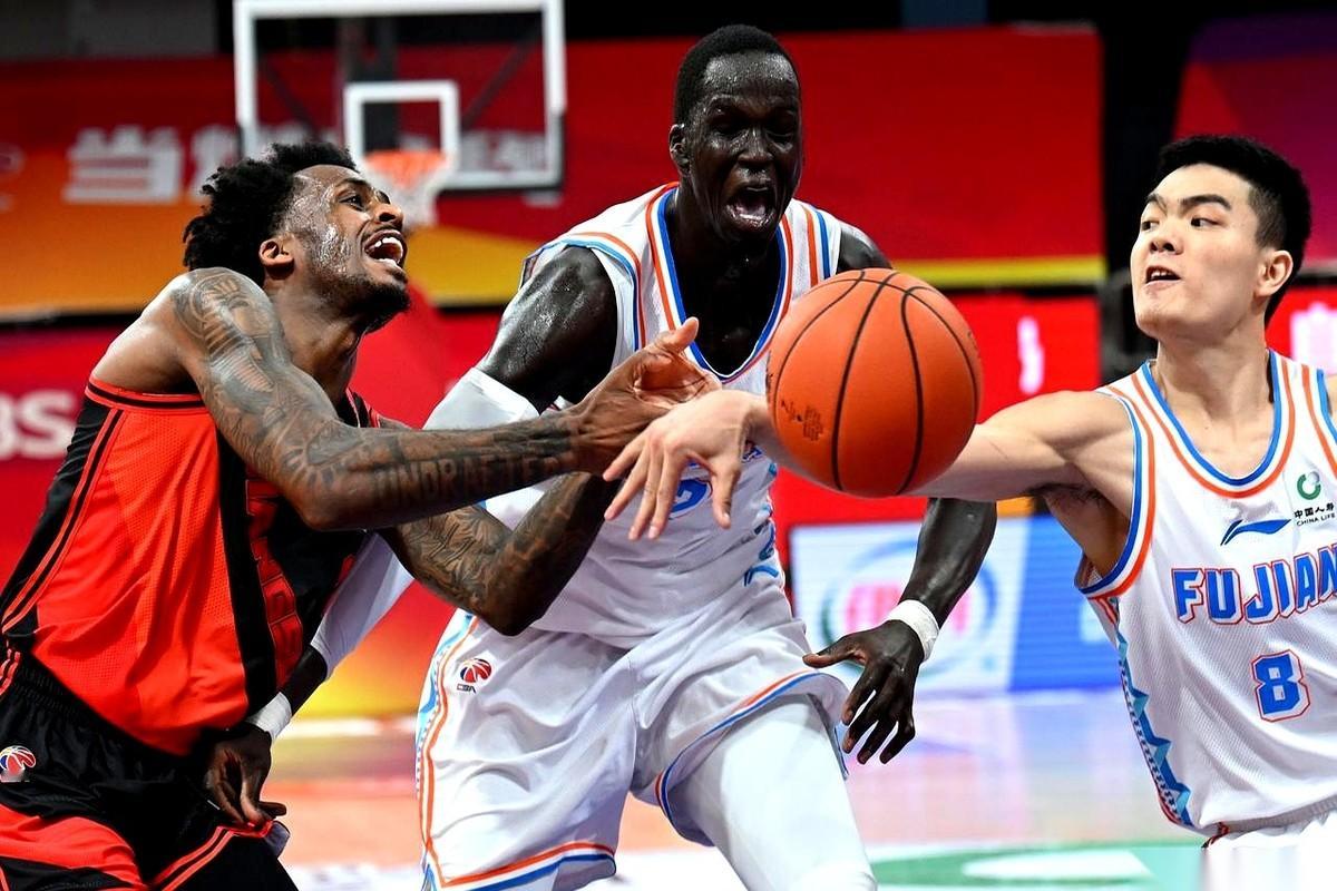 近期福建那边传出风声，说广东男篮的陈海涛正派人接触前NBA球员索恩-梅克，打算把他弄进队里补强内线。
你要是以为广东急需的是那种膀大腰圆、能在禁区把对手撞翻的重型推土机，那就全想错了。
这位27岁的梅克，身高两米一六，体重却只有区区一百公斤。
这意味着什么？瘦。而且他最爱干的事儿，不是在篮底下跟人肉