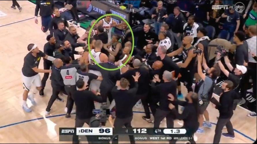 你猜NBA昨天那场冲突，最后谁被罚得最狠？ 不是先动手的约基奇，你信吗...