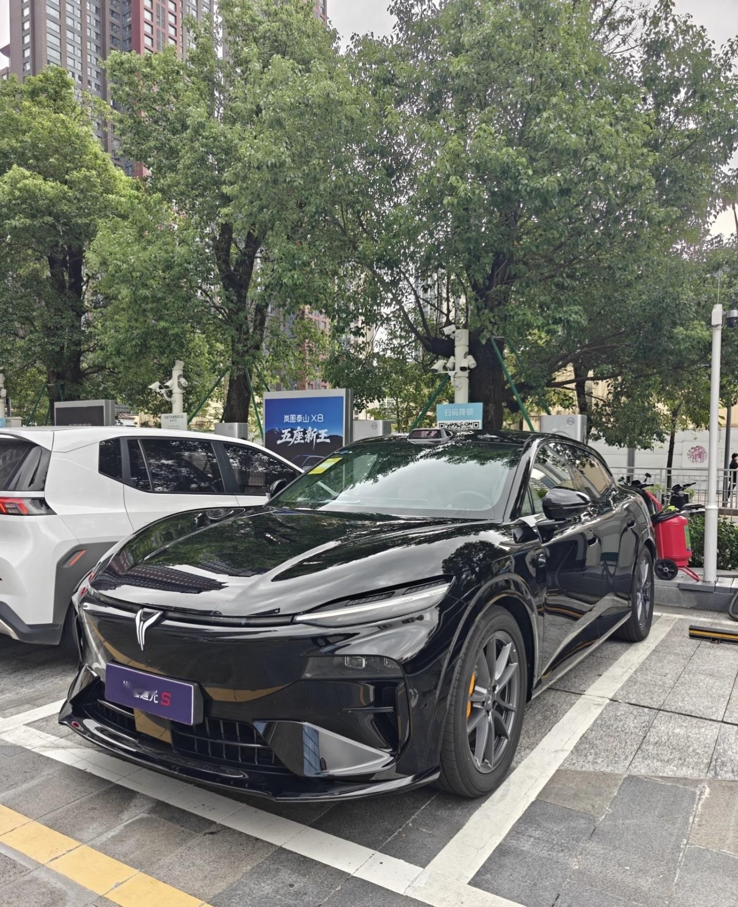 终于来门店试驾岚图追光S了👍
静态看车，这个溜背无框车身颜值直接戳我，鸿蒙车机用起来顺手不卡顿。开上路才是惊喜，四激光智驾辅助很靠谱，底盘滤震很柔和，过减速带很干脆。切到岚擎模式，动力输出很猛，整台车开着既有舒适感又有激情。想体验的朋友真的可以预约到店感受下。

岚图追光S 到店试驾