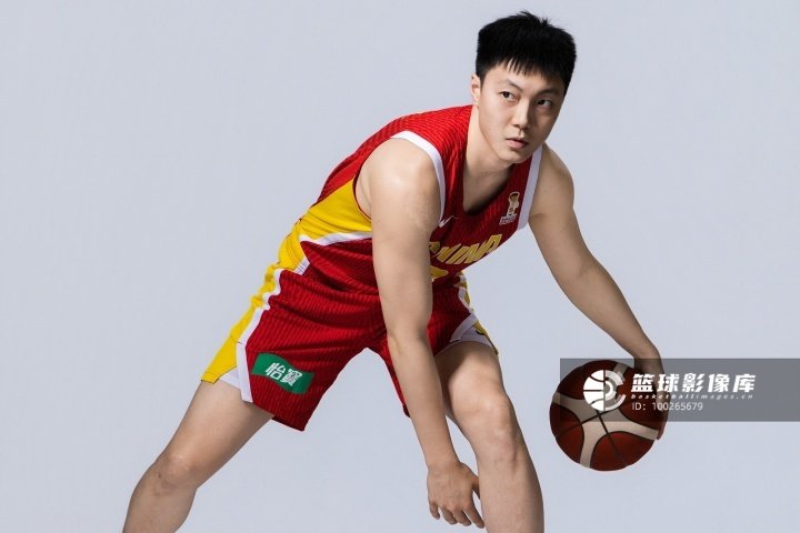 胡明轩与拳击运动员吴愉将担任亚运会开幕式中国体育代表团旗手。开幕式时间是9月19日举行。胡明轩目前担任中国男篮队长，长得又帅，没毛病啊！！ #nba##中国男篮被沙特反超##亚运会开幕式中国代表团旗手# ​