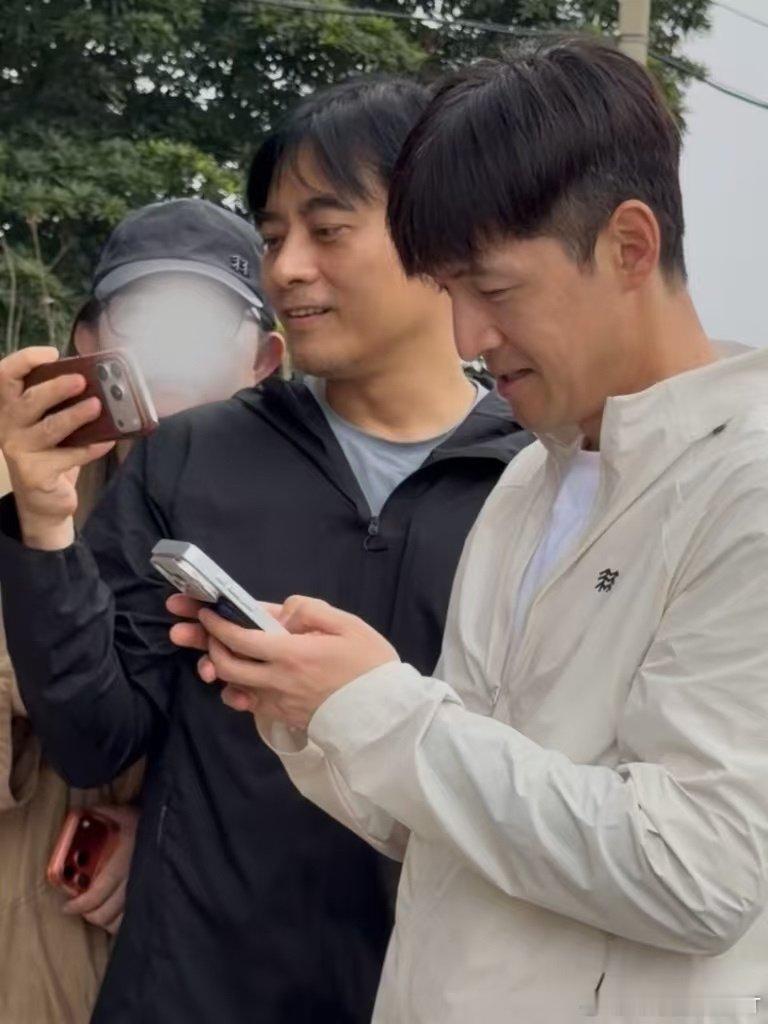 #胡歌陈龙抱着必出神图的决心#胡歌陈龙老友再度同框，俩人都铆足状态想要拍出神图，轻松有趣的相处模式，满是多年积攒下来的默契。 ​