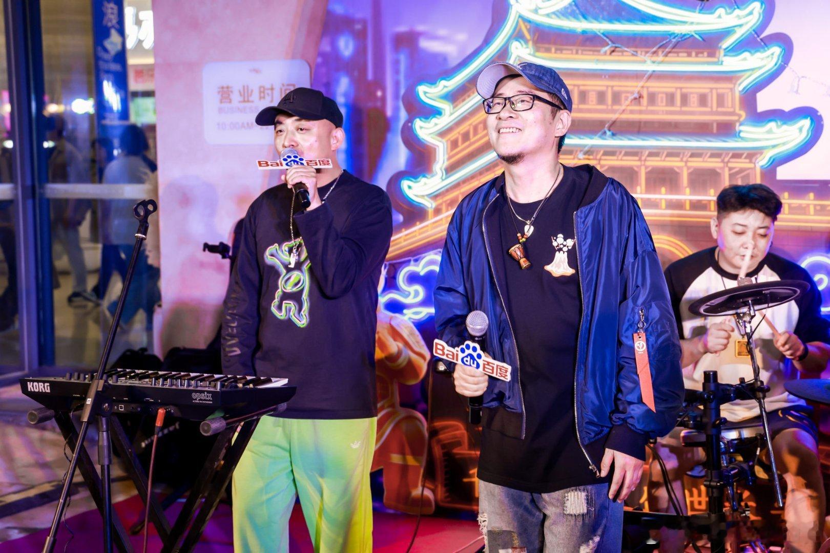 #黑撒乐队在西安秦腔摇滚整活儿##夏夜麦霸#西安迎来百度夏夜麦霸收官演出，众多市民走上舞台纵情放歌。黑撒乐队演绎秦腔摇滚，戏腔穿透摇滚节拍，让厚重的古城文化焕发年轻活力 ​