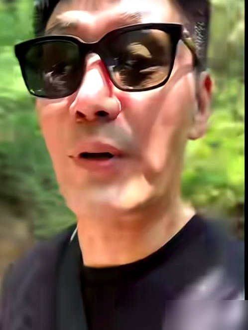 邵兵进儿子房间，必须先敲门。儿子练舞想撂挑子，他不骂，就陪着。父子吵架，当爹的先低头认错。家里饭桌上，孩子插嘴不算没大没小，算平等交换意见。
邵子恒在节目里轻描淡写讲完这些，旁边张家齐眼睛都直了，脱口一句：你爸不能是我爸吗？
这话听着像玩笑，细想全是缺口。她81万奖金，卡在妈妈手里，自己兜里没几