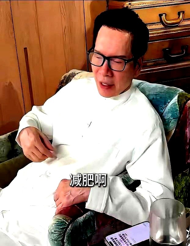78岁的向华强端起晚饭，碗里只有半个玉米。

他一口白米饭都不吃，体重一涨直接节食。98岁的李嘉诚也一样，五十年没碰过一滴酒，平时就吃青菜白饭配点便宜的鱼。

经历过大手术的刘銮雄，早把山珍海味撤下桌，天天控糖吃素。

很多人以为身价百亿就该顿顿大鱼大肉。其实人家早就看透了，钱再多也换不来命。老老实