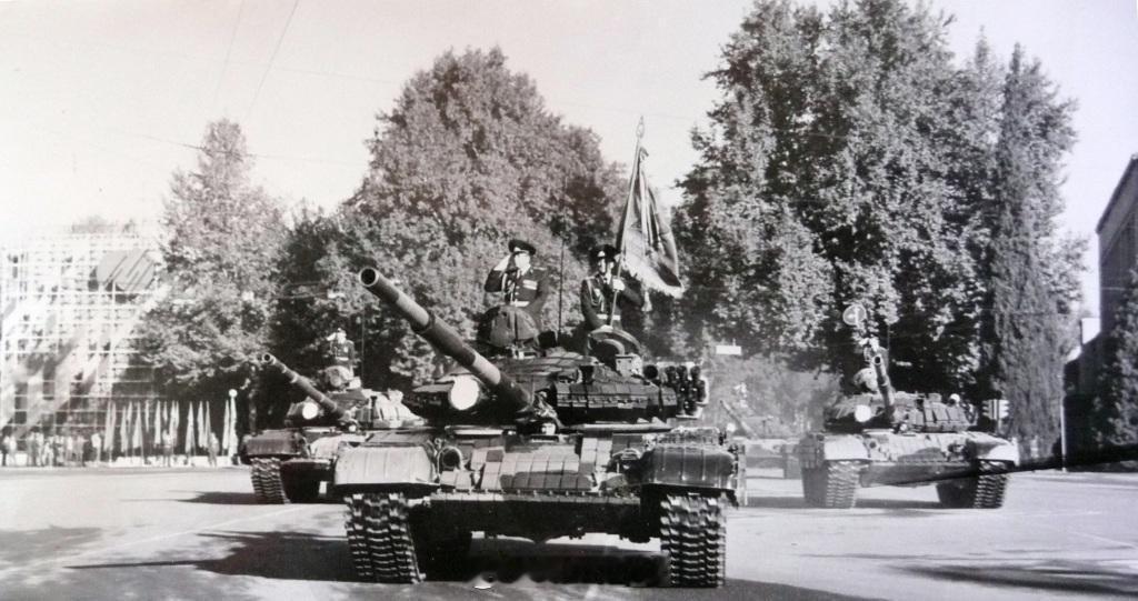 1990年11月7日，苏联第201摩托化步兵师的T-72AV和T-72B1 在杜尚别进行最后一次阅兵式。#烽火问鼎计划# ​