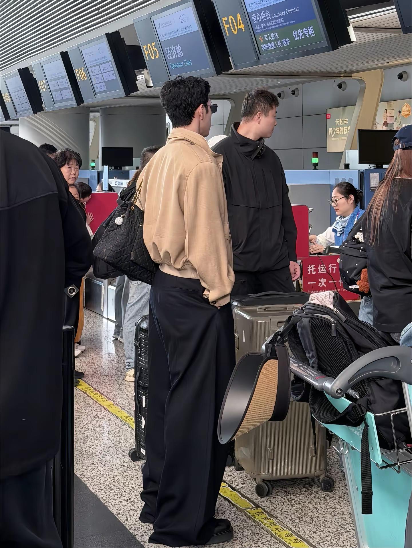 为你而来。几辈子都想和你有关井柏然 欧阳煦 谷雨 机场偶遇明星