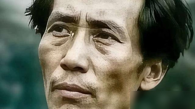 于和伟演伟人，被喷得最狠的不是脸，是眼睛。说他眼里没那股“天塌下来当被盖”的定，全是苦和愁。
这回《伟大的长征》开播，收视直接干到全网第一。他为了贴近长征时期的状态，硬是减了15斤。减到脸颊都凹进去，就为了找那个“人”的质感。
导演张永新还是《觉醒年代》那个路子。于和伟自己也撂了句话，说不能把伟