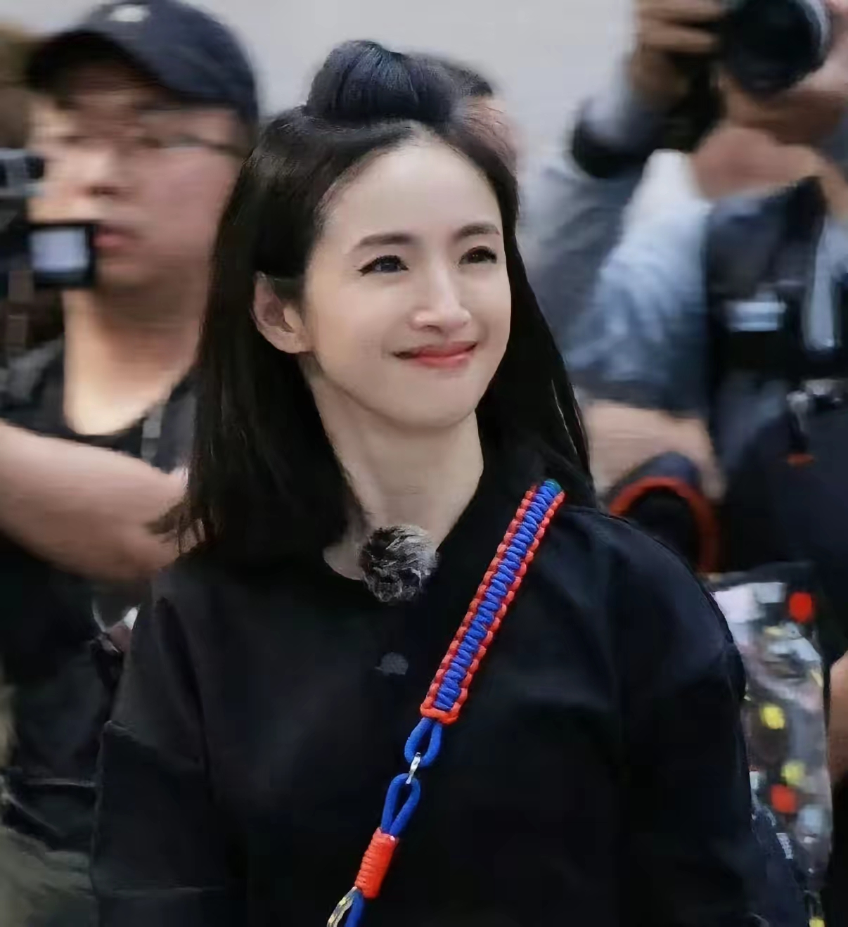 林依晨花少聊“生娃治痛经”爆梗：网友一句话扒下劝生圈传了几十年的养生皇帝新衣
《花儿与少年》第八季里，林依晨和周冬雨聊起生理期体验，大方分享自己从前痛经严重，生完两个孩子后症状基本消失，还顺带提到“女生一生有三次调整体质的黄金期”的说法。这段闲聊刚播出来，就被评论区的神回复直接戳破本质：哪里是生娃治