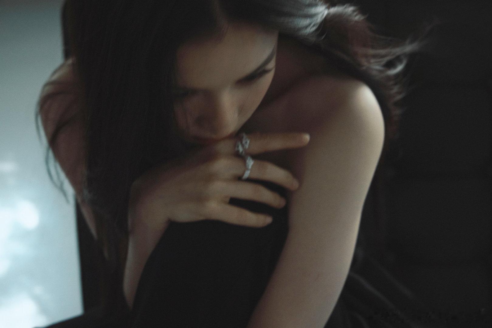 #张婧仪[超话]#  不用刻意追赶流星的轨迹，她留在角色里的温度，已经悄悄照亮了我很多暗沉沉的小瞬间#张婧仪苗靖##张婧仪野狗骨头# ​