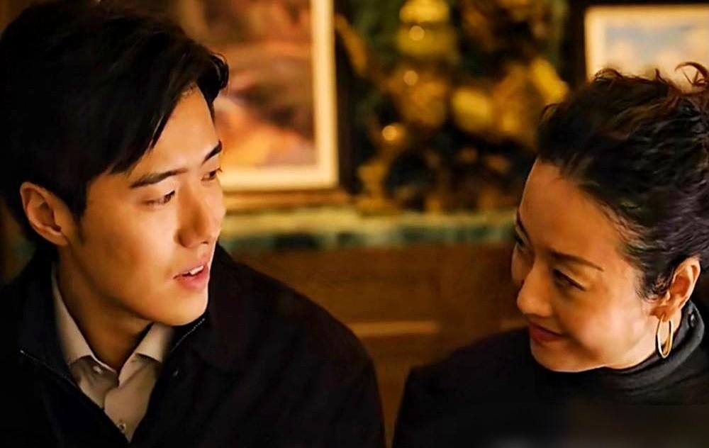 47岁的马伊琍，把一个小17岁的男演员逼到手心全是汗。
拍《余红旧事》，张哲华紧张到不敢看她。戏里两人是五金店老板娘和底层司机，全是利益拉扯，眼神都在算计。
马伊琍为了这角色，增重近十斤，烫一头羊毛卷。有一场吃饭的戏，鼻涕混着米汤往下淌，她不擦，接着演。
业内说这是教科书级别：能把算计演成舍不