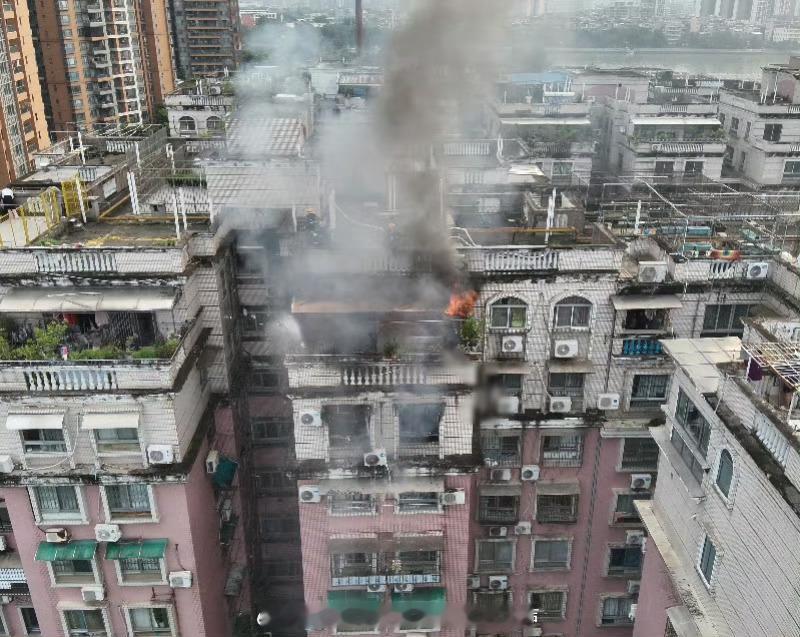 【广州荔湾民居清晨起火，被困者逃至阳台和空调外机！均获救】南都N视频记...