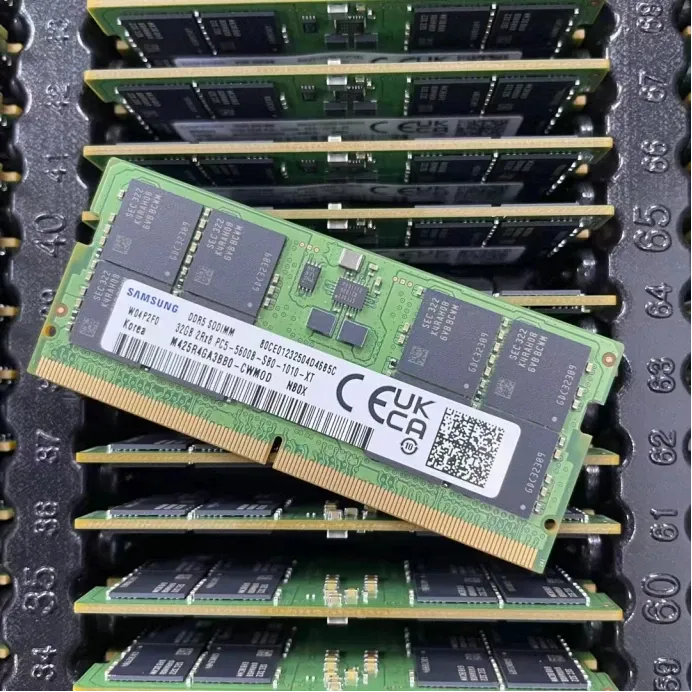 #你觉得DDR5内存价格会回落吗# DDR5内存价格想回落？难咯！摩根士丹利预警，存储厂商把产能往HBM、DDR5等倾斜，导致DDR4供应紧张要涨价，DDR5价格也居高不下，8月DDR5 - 5600/6400 24Gb颗粒现货价就涨了8%。
从供需看，消费端内存价格回落得等AI市场大幅收缩，可这意