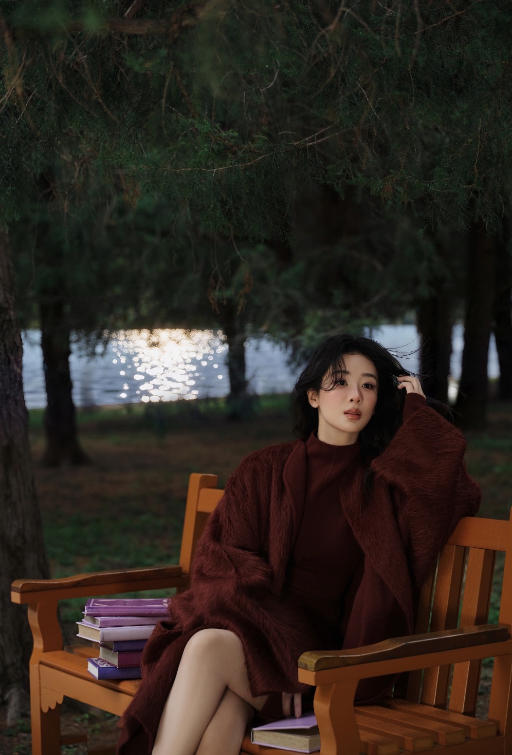 杨紫，终于拥有了一组北京大妞风格的大片～年代感➕老北京风格，真的有拍出她作为北京女孩的独特！！
她穿大衣搭配波浪大卷发真的挺好看的，真的是看着有成熟韵味了耶