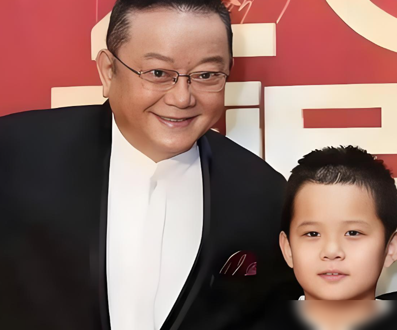 77岁王刚，还在连轴转跑商演，儿子才17。
外人看他住四合院、拿终身成就奖，其实账本翻开全是硬支出。孩子上学、日常开销，哪一样不烧钱。他自己也承认，躲不开，就得接着干。
再看铁三角那两位。张国立在《断金》里一场不落，累得够呛。张铁林顶着国籍争议，没少挨骂。仨老头捆一块儿，谁也不比谁松快。
王刚