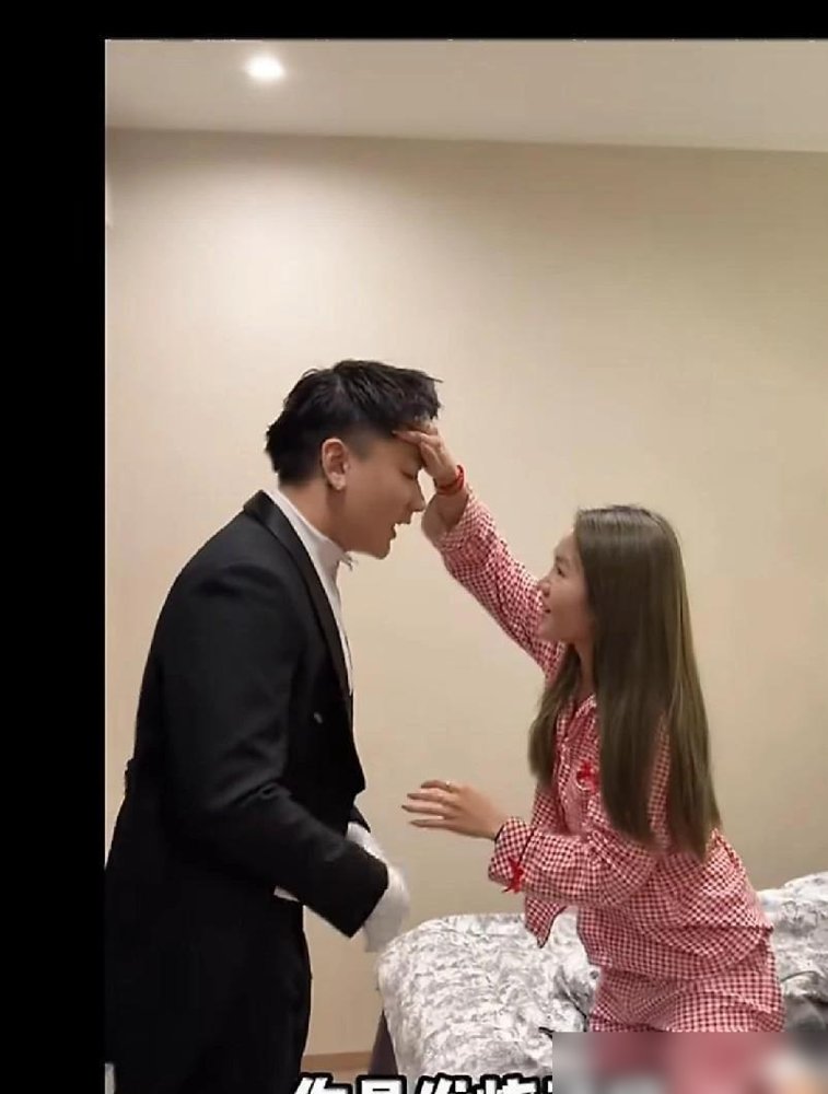 “接受一切事与愿违”，李勒优搬出晋妈家了。
8月直播画面被翻出来，说晋妈停了她零花钱，嫌她不听话。10月2号她发完这句话，人就搬走了，独居。崔晋出来说，那是剪辑过的旧视频，母女俩就是日常拌嘴，没闹僵。李勒优自己也说，关系挺好，别的别问。
但她账号停更半个月，是真事。有人扒出来，她想自己管账号，晋