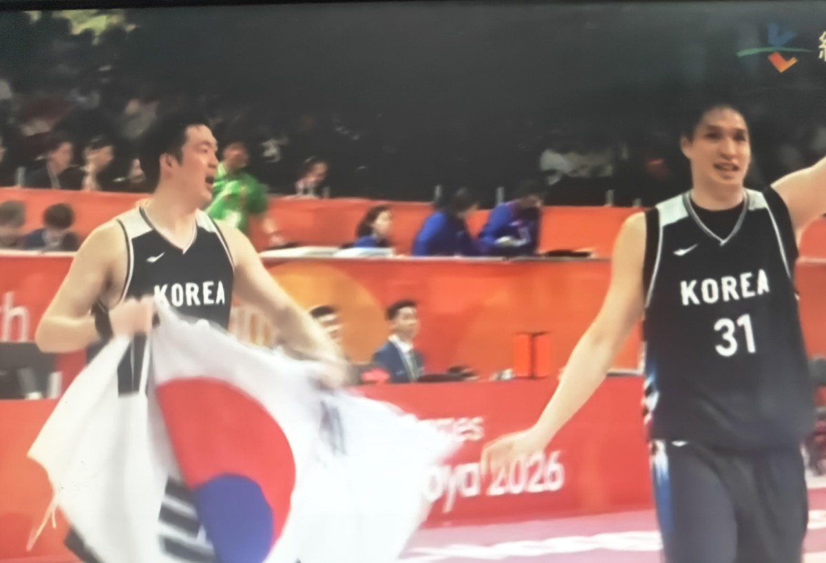 决赛看完，我是真没想到日本队会打成这样。上半场还28平，第三节李贤重连续在内线抢板得分，韩国一下拉开两位数，日本末节怎么追都追不上，最终57-67输掉金牌战。
李贤重这场真是拼了，27分18篮板3助攻2抢断1盖帽，赛后哭得不行。这一冠到手，他也直接拿到免兵役资格，算是职业生涯最大突破。日本半决赛打中