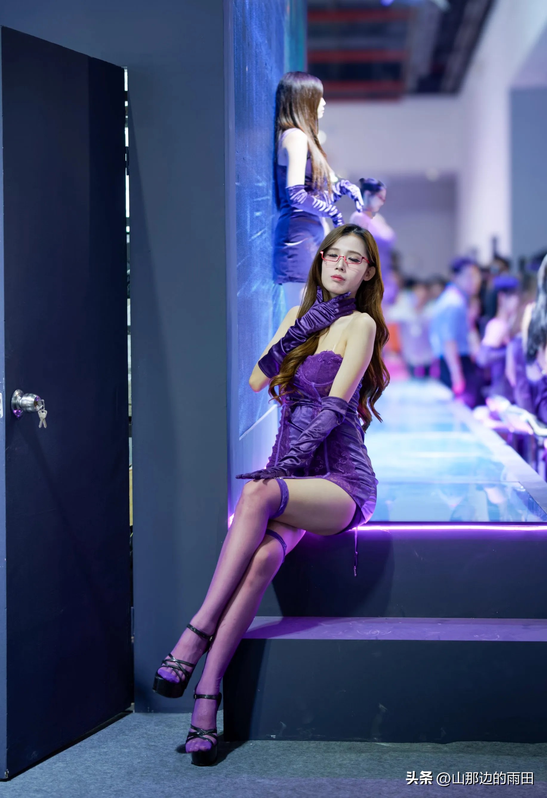 《七言诗·骨感佳人展风姿》 紫裳红镜骨感姿，纤腰玉臂韵尤奇。 展台一站...