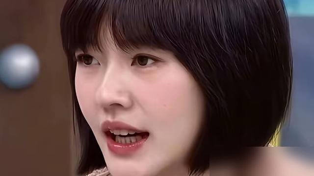 46岁小S杀回节目，第一件事是自曝下午4点吃晚饭，6点后连水都不碰。
停工一年，她瘦了，紧致了，状态比很多30岁的还好。别人复出靠卖惨，她复出直接甩方法论。
更绝的是聊婚姻。记者问翻不翻老公手机，她翻个白眼：“密码我都懒得记，多累啊。”
节目里一提大S她还是哭，哭完擦擦眼泪接着录。首集收视率0