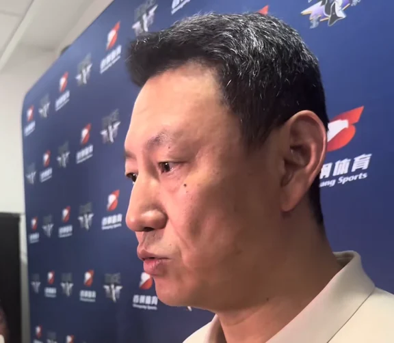 誓师大会后李楠媒体采访！给赵睿减重，沃特斯是优秀投手，谈上任变化
	
北京男篮进行新赛季誓师大会，结束后北京男篮主帅李楠接受媒体采访。他先是提到了赵睿的减重：第一天就跟他说超重了，希望通过夏天进行系统训练。每周一早上称重，给他定近期和远期的进化，达不到会增加额外的体能训练，就是减脂减重方面的训练。这样的话语就非常明确了，一开始就给赵睿制定了目标。而效果还是不错的，从画面来看，赵睿明显瘦了很多。更为关键的是，减重之后赵睿的伤病肯定也可以减少，这对他肯定是有弊无利的，期待他新赛季满状态的表现吧。
	
对于沃特斯的特点：优秀投手，行进间的持球能力和选择能力不错，能担任二号位，需要根据球队的拼图来选。沃特斯在上赛季NBA场均三分可以达到34%，这样的数据其实还算可以。但目前还是要看他加盟CBA之后，在面对高强度的防守，能不能保持出色的效率。别忘了，他缺乏自主创造进攻机会的能力，但不占据球权，防守态度好，是有希望成为顶级3D球员的可能性，这就要看李楠给他安排怎么样的战术，能不能完美融入了。
...