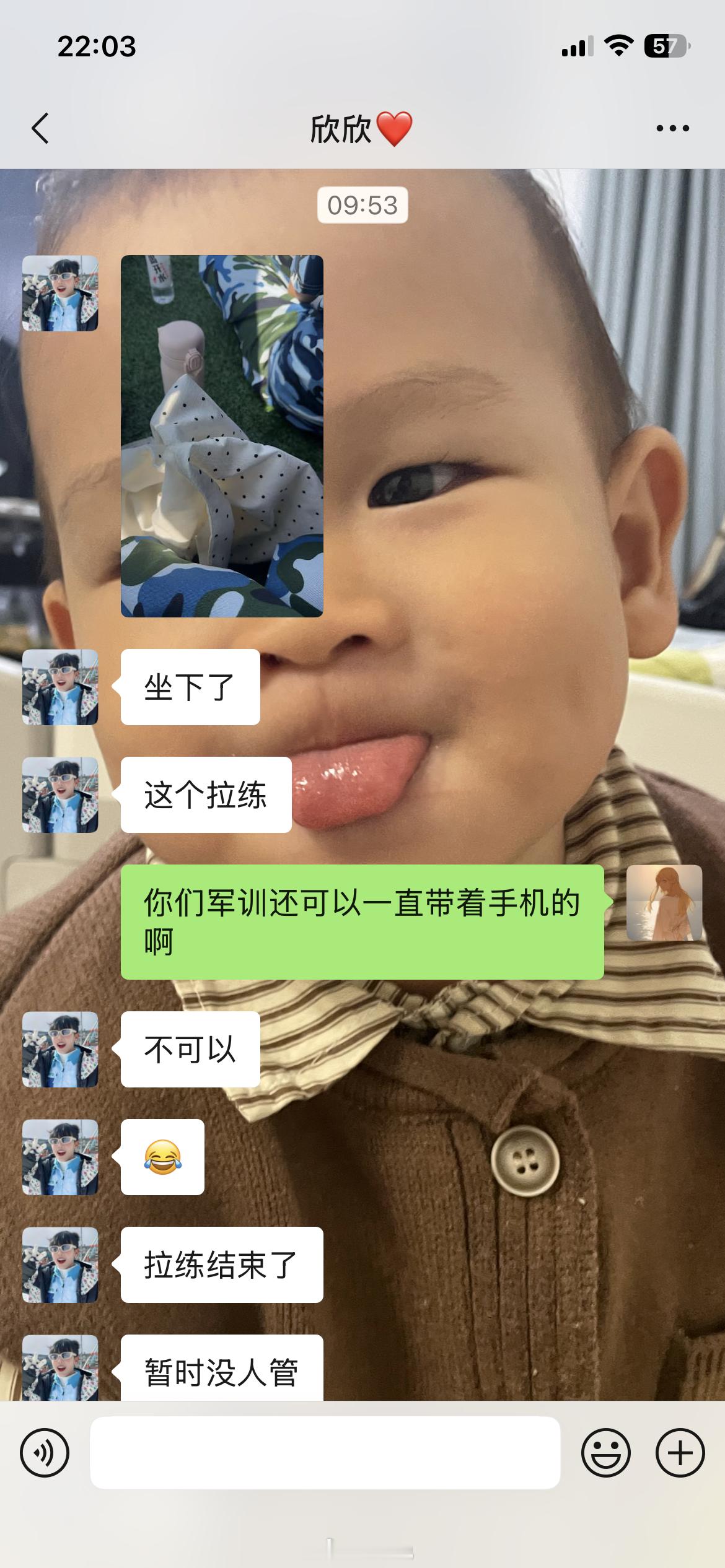 欣欣高考后解锁了手机自由
自从进入大学校园后，她好多事情包括一日三餐都会发我“报备”
我一直以为她只给我一个人发了，心想她果然最爱阿姨[心]
直到我  她妈 他爸三个人凑到了一起
在众多时候，咱们仨的手机开始同频振动[裂开]
好家伙  一模一样的图片和文字  一键群发啊[笑cry]
请问：她为啥不直接 ​