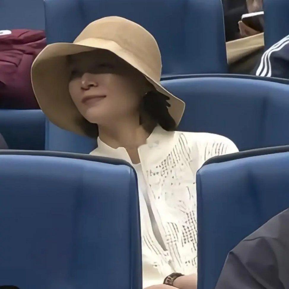 董卿素颜现身中网看郑钦文，一身高奢光毛衣就4万看来是彻底放下了[吃瓜] ​