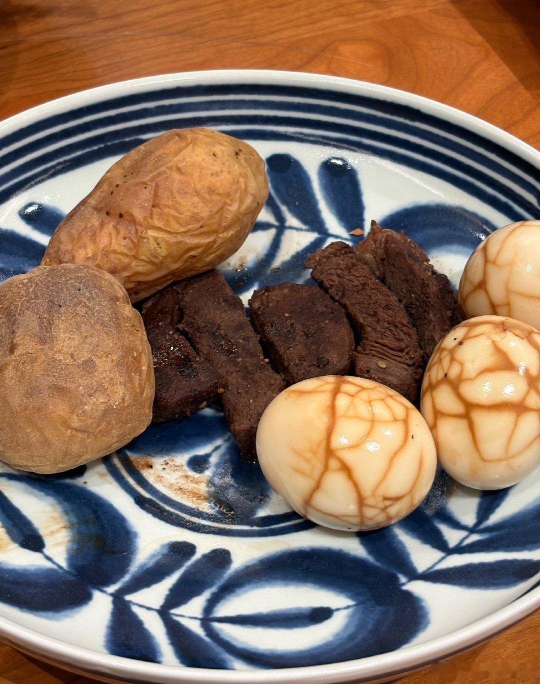 小伙伴说土豆、牛肉、鸡蛋减肥，但放一起的时候咋感觉那么苦呢[笑cry]【做失败的低温慢煮牛肉+鸭屎香煮的茶叶蛋+烤缩缩的土豆】 ​