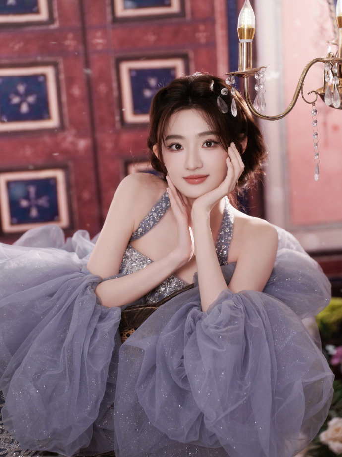 杨雨潼 银纱缀星，裙裾流光，指尖轻漾，步入一场童话幻想🪄@杨雨潼Nice