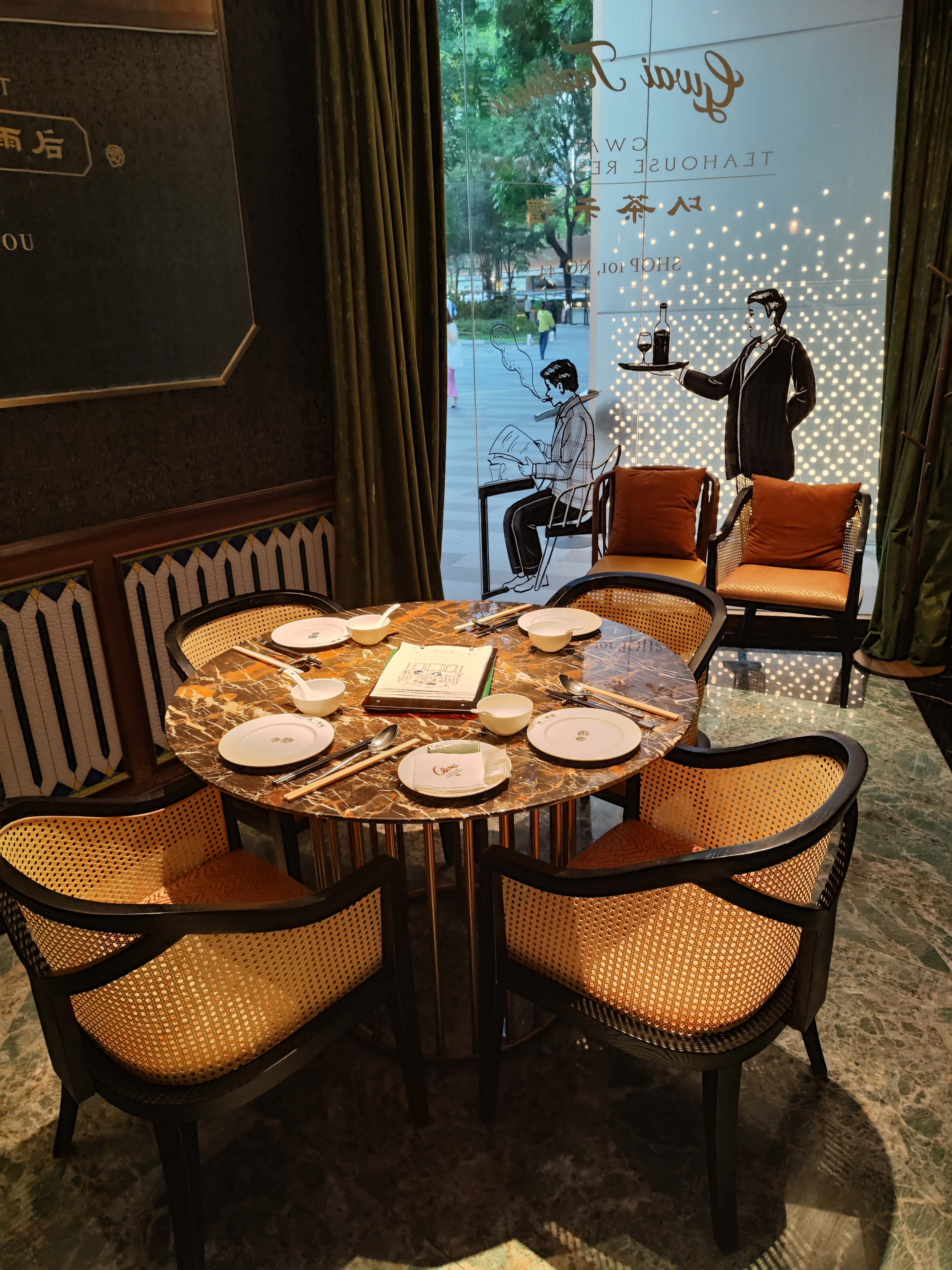 昨晚到珠江新城附近与前同事们小酌一餐顿，美食改良成中西餐混[赞]