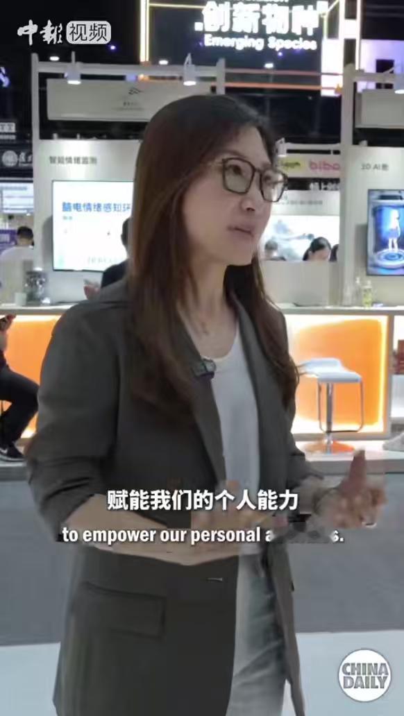 #外国人逛中国科技展怀疑穿越了# 不少海外参观者逛国内科技展发出仿佛穿越到未来的感慨，区别于很多停留在概念演示的AI展示，国内AI新经济更看重落地，智能体、机器人深度融入零售、医疗、中小企业等真实场景，依托庞大消费市场与完整供应链，把技术转化成日常可用的生产力，也让世界看到AI除模型比拼 ​