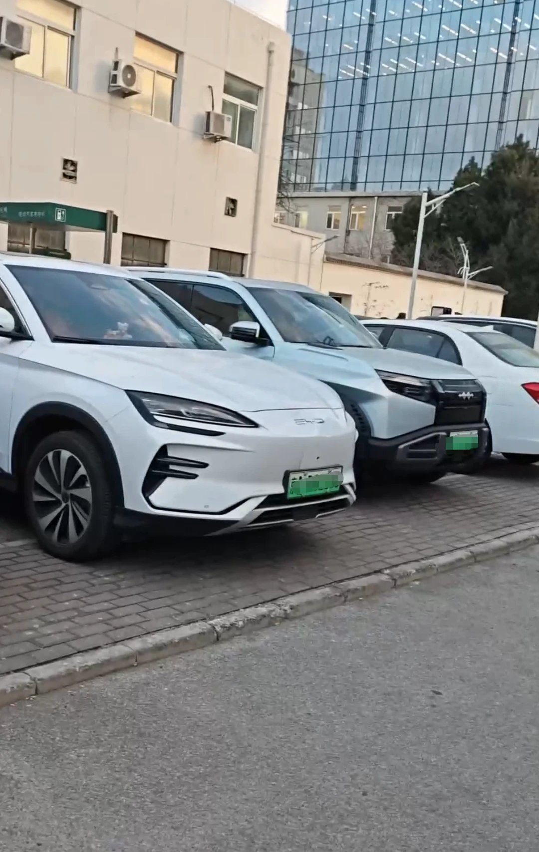 一圈高校停车场，我看懂了谁在买比亚迪