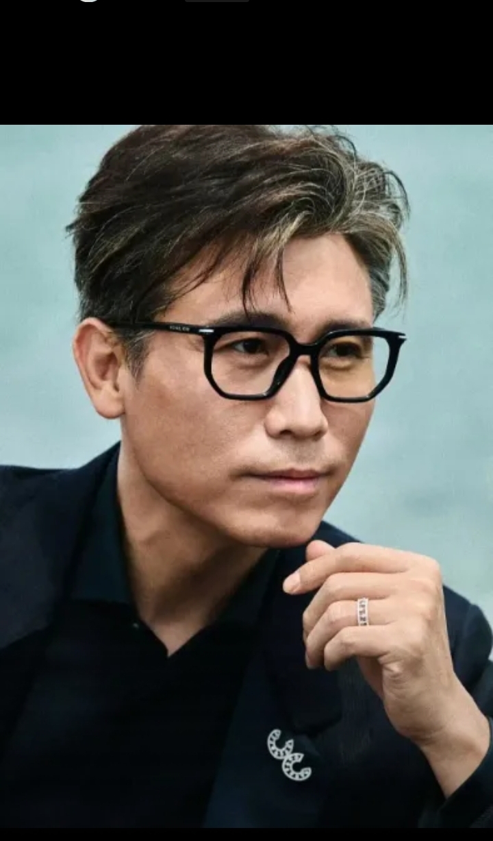 岁的李乃文icon定居重庆渝北，日常几乎都在中央美地小区一带，每天固定时间出门，风雨无阻负责接送孩子。一向低调的他，为何对家庭生活守口如瓶？翻看他这些年一贯的做派，便能看出缘由。
 
在重庆渝北的中央美地小区一带，52岁的李乃文过着和荧幕上截然不同的生活。
 
他每天掐着时间出门，背着洗得发白的双肩