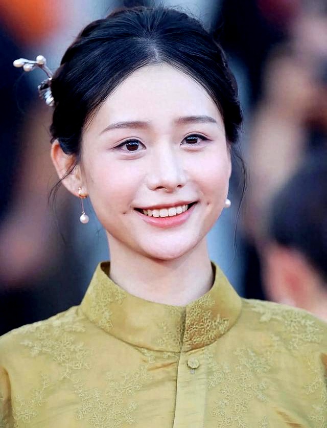 谁能想到，凭《给阿嬷的情书》淑柔一角圈粉无数的王晓慧，全网热议了这么久，这次才说出心里话。
 

电影爆火之后，同剧组不少演员趁热打铁，跑路演、接资源，稳稳踏入演艺圈。
 

唯独王晓慧，一直很少露面，大量邀约都婉拒了。
 

网友之前一口一个“淡泊名利”，把她捧上“人间清醒”的神坛。
 

结果人