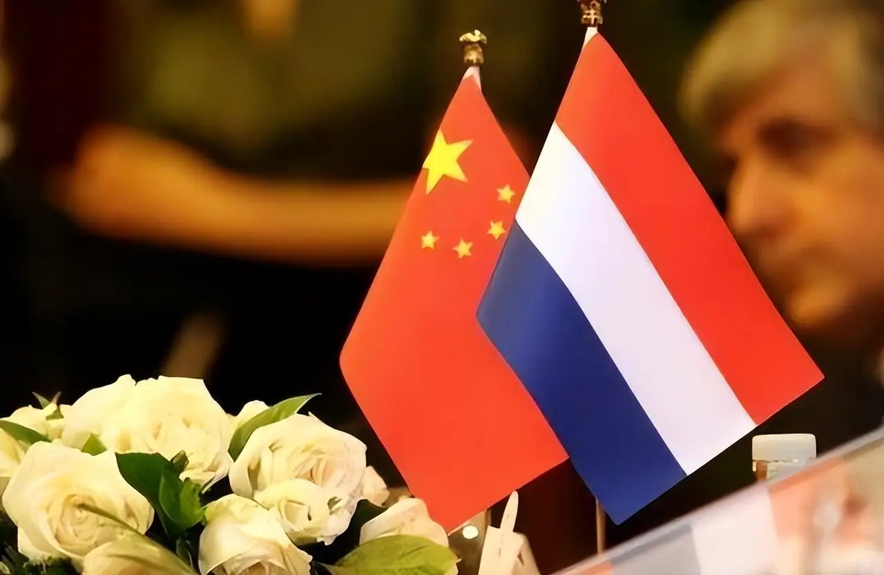 中美俄的三角关系已经大变样了，早就不是过去“两弱对一强”的格局了，如今是“两个大国硬碰硬，一个弱国在旁边选边站”。俄罗斯的位置，讲真，已经远远跟不上中美博弈的步伐了。过去谈中美俄，常有人喜欢画一个三角形。三边互相牵制，谁和谁靠近一点，第三方就会立刻竖起耳朵。可到了2026年，这个三角形明显变了形。