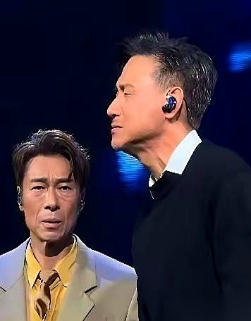 许志安在台上把手里的话筒举到嘴边又默默放下，整整反复了至少三次。
张学友在旁边闭着眼睛唱得太投入，把原本属于搭档的词全给唱完了。
周末10号在香港红馆这首《我应该》的后半段，具体卡在哪个节骨眼上才能让主人家插进嘴去，现场没人能给个准信。
这事真不是谁唱得不好，坏就坏在帮忙的实在太沉浸了。
你在旁边看