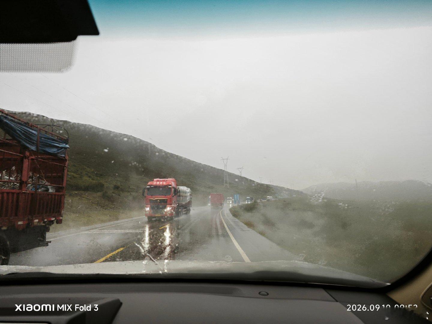 国道G213，阿坝境内，最高海拔3800米，经过草原和高山，遇到大雨、冰雹、降雪、土拨鼠、牦牛和狼。车流滚滚，路况复杂。问是否可以自动驾驶？常开这条路的司机说，国产自动驾驶汽车目前还开不了，只有特斯拉可以。 ​