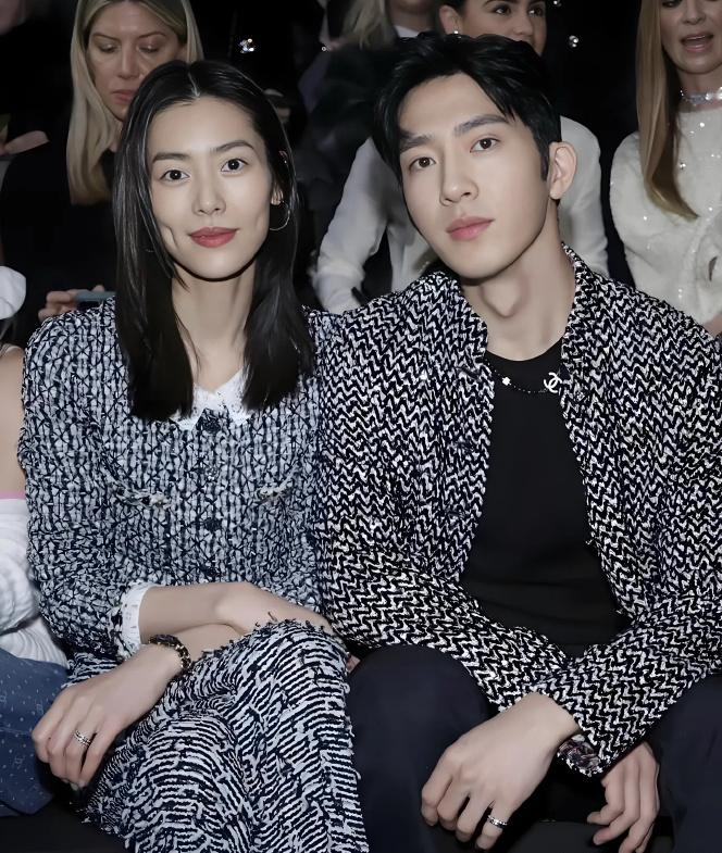 网传井柏然刘雯已低调领证结婚？回老家见家长、改口叫爸妈等细节传得有板有眼，但截至目前双方均未回应，不官宣也不辟谣。自2022年恋情曝光以来，两人一直保持沉默风格。婚讯真假难辨，吃瓜群众还是理性等待官方消息吧！