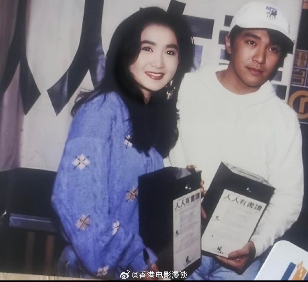 1992年，周星驰、黎明、温碧霞在一场公益活动上，三人罕见同框合影。 ​