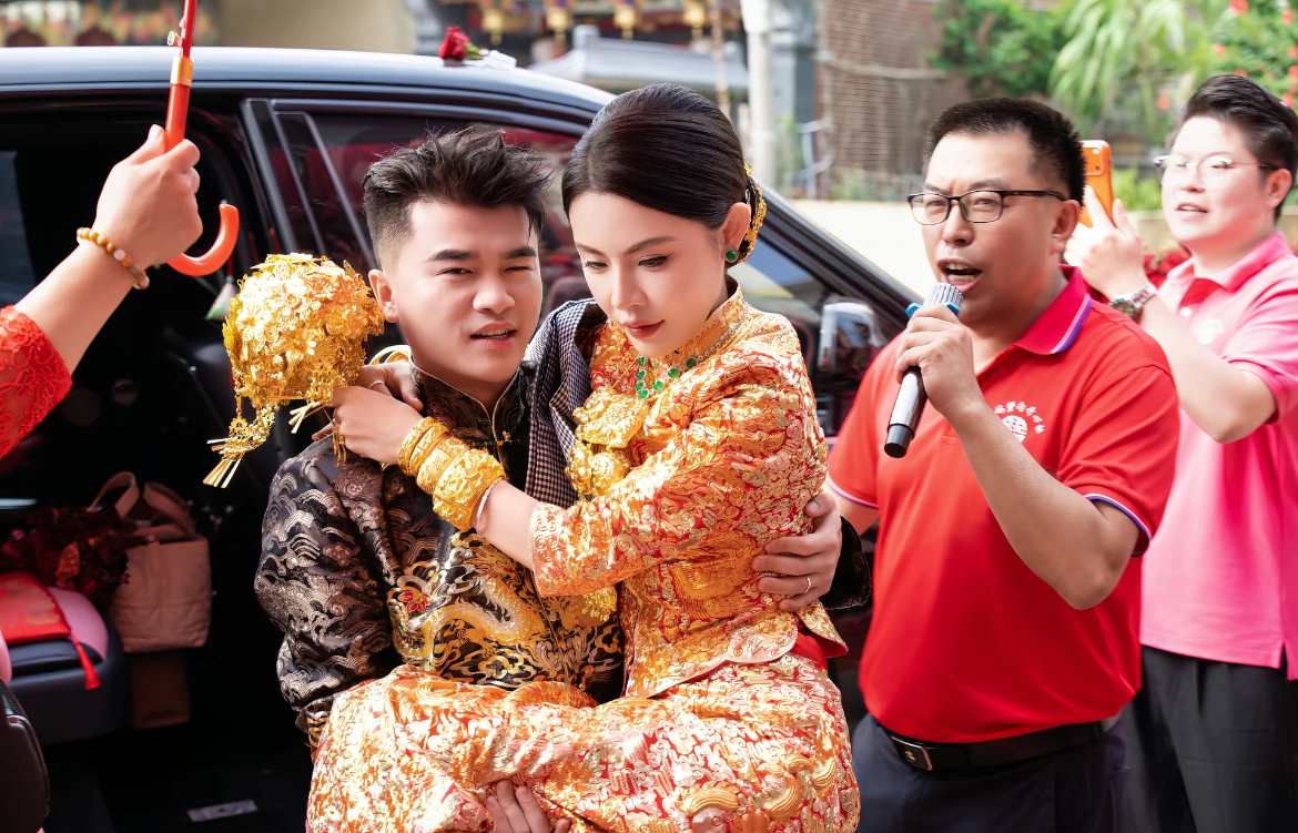 福建网红“林熙”回老家结婚排场大！姚明（商界）穿“白色衣服”现身惹争议。
新娘戴