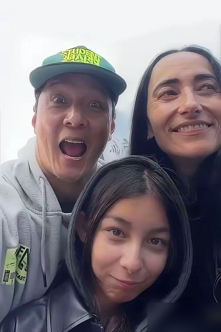 神仙颜值的吴彦祖，居然亲口自曝：结婚快十年，身体几乎零使用！
消息一出全网哗然，都以为男神婚姻亮了红灯，结果真相狠狠打脸。
结婚十四年，他自己动手烤蛋糕，高调表白没你活不下去。两个人虽然分房睡，妻子跑去练马术，他专注搞事业，但清晨照样碰头吃早餐，周末并肩去爬山，睡前还要捏着妻子的手道一句辛苦。