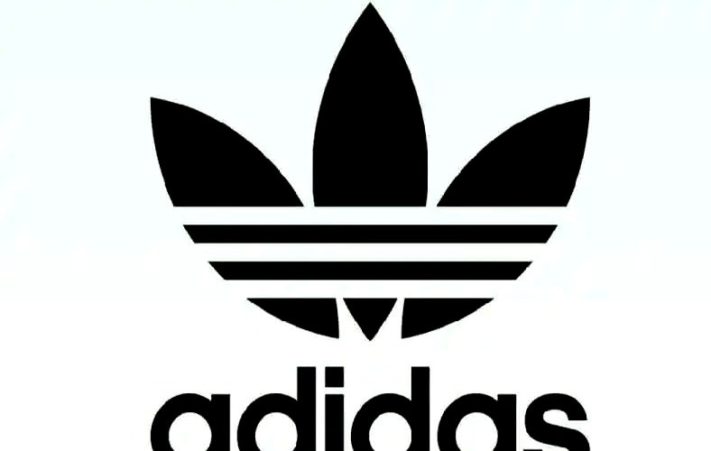 阿迪达斯刚敲定一支意甲强队，意大利媒体的目光全盯向了米兰城。

外媒放风阿迪达斯已经谈妥了一家意甲豪门。消息一出，意媒直接把票投给了AC米兰。

逻辑其实很简单。米兰跟现任赞助商彪马的合同刚好在2028年到期。这个时间节点卡得死死的，只要合同一结束，红黑军团就能用最快速度重回阿迪达斯的怀抱。

三条