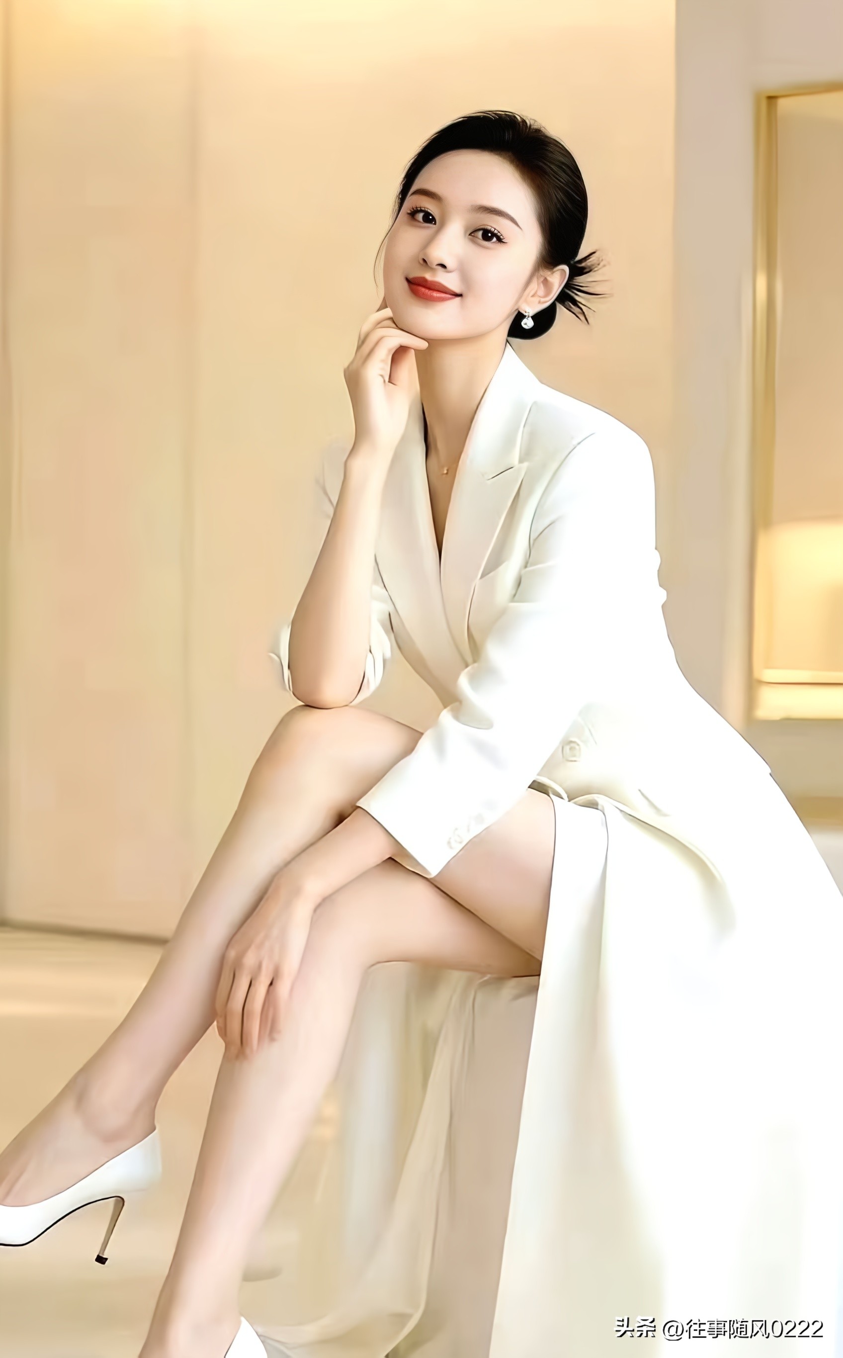 优雅白裙，自信微笑，都市女郎的时尚范儿