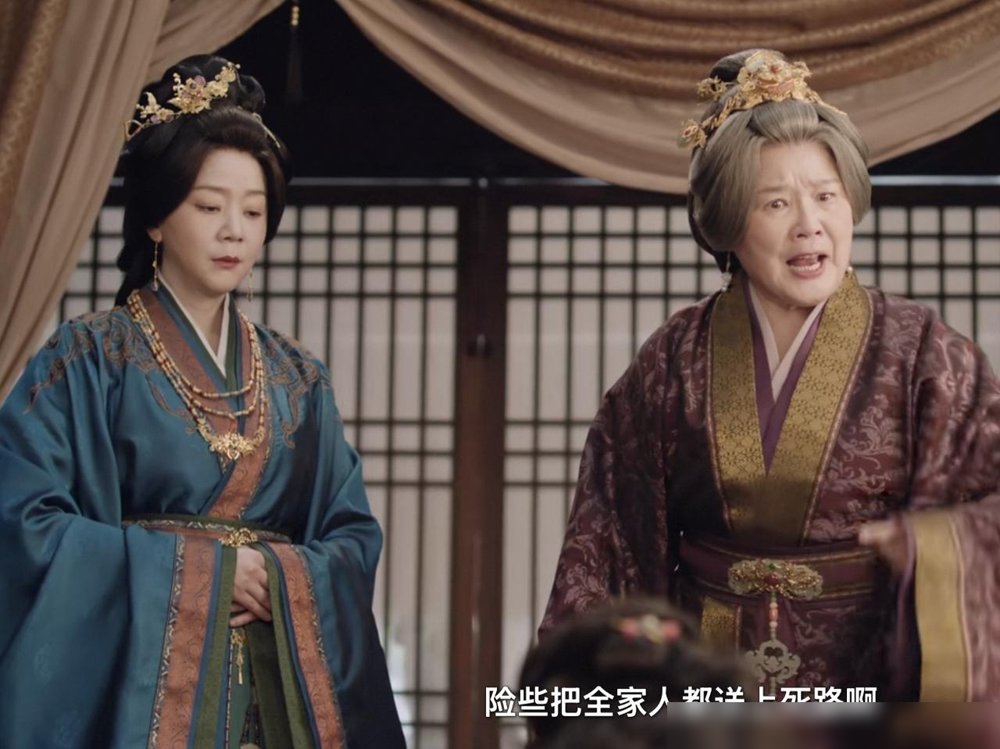 魏娆她大伯母郭氏，当年是被魏娆亲爹退了亲的。退就退了，还当面拒了，这口气郭氏咽了十几年。她不动声色，把刚出生的魏娆跟个乡下丫头掉了包。亲闺女在村里当阿丑，野丫头在侯府当小姐，一换就是十几年。郭氏就等着看魏瑾的女儿被养成废人。结果阿丑没废，反而活得比谁都硬。书里写她拿烧火棍打人的那个劲儿，比侯府小姐还
