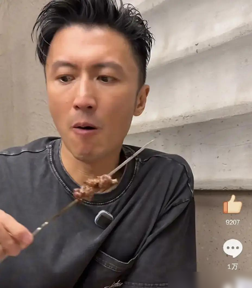 谢霆锋出道40多年，昨晚在沈阳演唱会散场后，蹲在小区楼下的苍蝇烧烤店，自己掏钱吃了17串烤鸡架。

之前网上好多人喷他搞的锋味太脱离群众，全是高端分子料理，一块牛排卖大几百，普通打工人一年都舍不得吃两回，说他搞美食人设就是为了割有钱人的韭菜，早就忘了普通饭啥味了。

这次这事真的把这帮人脸都打肿了。